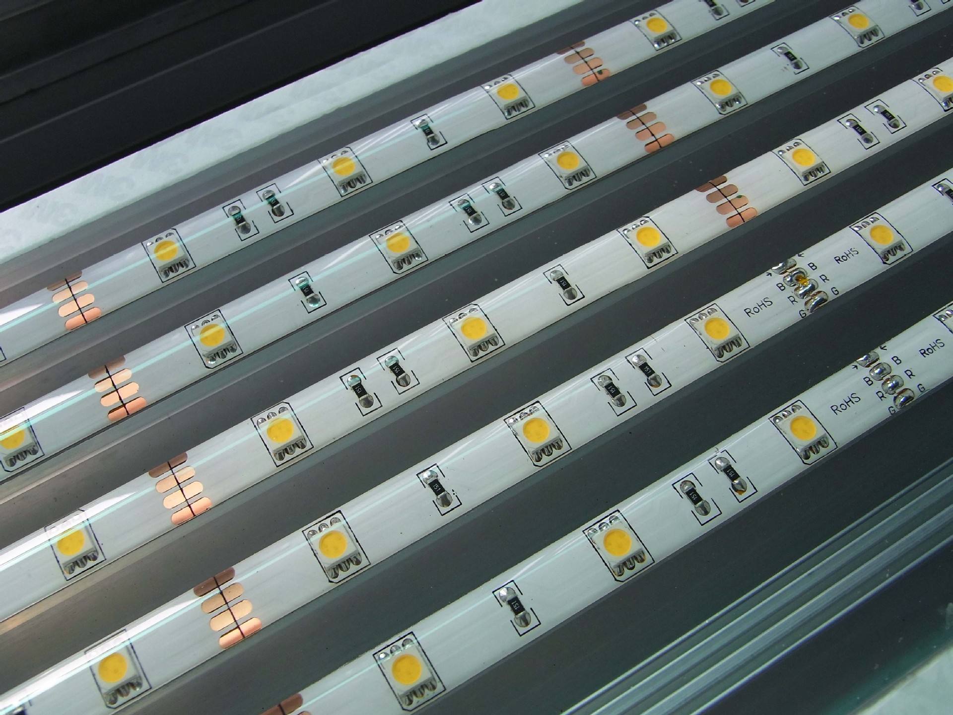 自恢復保險絲安裝在LED電路中
